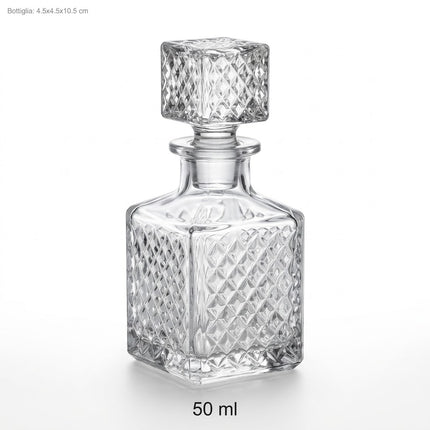 Bottiglia in Vetro Decorata 50 ml con Tappo Quadro | Bottiglietta Trasparente a Rilievo Geometrico per Liquori, Essenze e Bomboniere, Misura 4,5x4,5x10,5 cm Tutto Tutto Meno Meno®