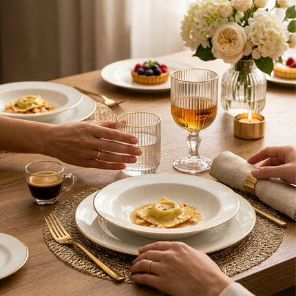 Set Tavola 36 Pezzi per 6 Persone, Piatti in Porcellana Bianca con Bordo Oro, Bicchieri e Calici in Vetro Rigato, Tazzine Caffè Tutto Tutto Meno Meno®