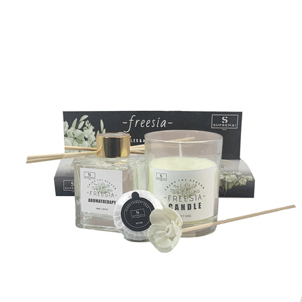 Suprema Set Diffusore Ambienti Bastoncini + Aromaterapia Idea Regalo + Home Decor Box + 100ml Olio & Candela Freesia D&D Casalinghi