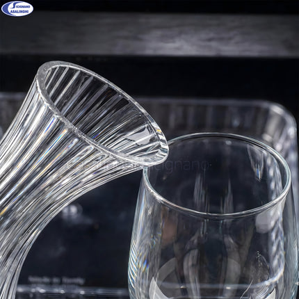 Set Decanter 1.7L con 6 Calici in Vetro e Vassoio Plastico - Kit 8 Pezzi Distribuzione Casa Group srl
