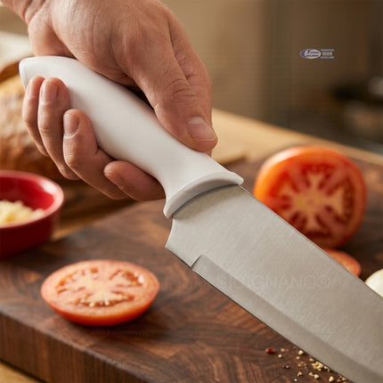 Coltello Chef Multifunzione 19,5 cm – Lama Acciaio Inox 1,8 mm, Manico Ergonomico Bianco | Taglia, Affetta, Trita + Tagliere in Regalo Tutto Tutto Meno Meno®