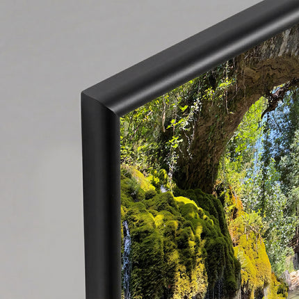 Sicignano | Quadro Decorativo Naturale 30x40 cm con Stampa Cascate Capelli di Venere, Cornice in Legno Noce Effetto Bombato, Poster Paesaggio Pronto da Appendere per Casa, B&B, Hotel e Ufficio - REF.04