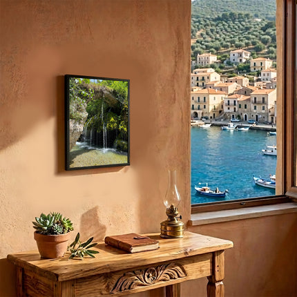 Quadro con foto delle Cascate Capelli di Venere appeso nella camera di un B&B accanto a una finestra vista mare.
