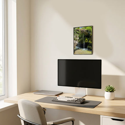 Quadro decorativo naturalistico appeso alla parete sopra la scrivania con computer in un ufficio in casa.