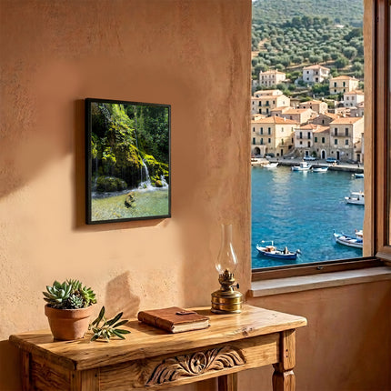 Sicignano | Quadro Decorativo Naturale 30x40 cm con Stampa Cascate Capelli di Venere, Cornice in Legno Noce Effetto Bombato, Poster Paesaggio Pronto da Appendere per Casa, B&B, Hotel e Ufficio - REF.06