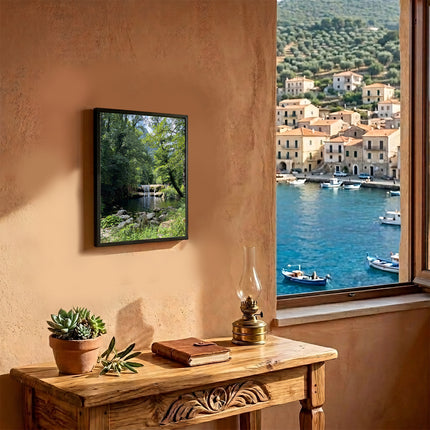 Sicignano | Quadro Decorativo Naturale 30x40 cm con Stampa Cascate Capelli di Venere, Cornice in Legno Noce Effetto Bombato, Poster Paesaggio Pronto da Appendere per Casa, B&B, Hotel e Ufficio - REF.08