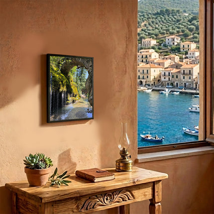 Sicignano | Quadro Decorativo Naturale 30x40 cm con Stampa Cascate Capelli di Venere, Cornice in Legno Noce Effetto Bombato, Poster Paesaggio Pronto da Appendere per Casa, B&B, Hotel e Ufficio - REF.04