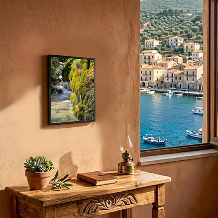 Sicignano | Quadro Decorativo Naturale 30x40 cm con Stampa Cascate Capelli di Venere, Cornice in Legno Noce Effetto Bombato, Poster Paesaggio Pronto da Appendere per Casa, B&B, Hotel e Ufficio - REF.07
