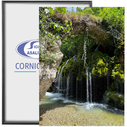 Sicignano Quadro Decorativo Naturale con Stampa Cascate Capelli di Venere, Cornice in Legno Noce Effetto Bombato, Poster Paesaggio Pronto da Appendere per Casa, B&B, Hotel e Ufficio - REF.01