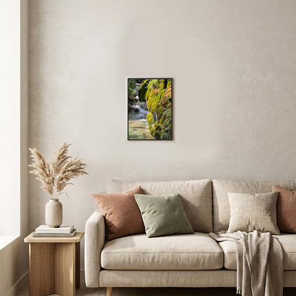 Sicignano | Quadro Decorativo Naturale 30x40 cm con Stampa Cascate Capelli di Venere, Cornice in Legno Noce Effetto Bombato, Poster Paesaggio Pronto da Appendere per Casa, B&B, Hotel e Ufficio - REF.07