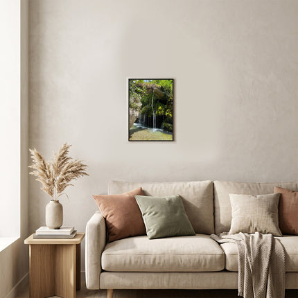 Quadro decorativo naturalistico appeso alla parete sopra la scrivania con computer in un ufficio in casa.