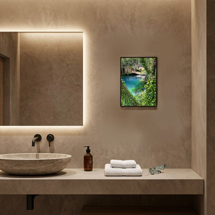 Sicignano | Quadro Decorativo Naturale 30x40 cm con Stampa Cascate Capelli di Venere, Cornice in Legno Noce Effetto Bombato, Poster Paesaggio Pronto da Appendere per Casa, B&B, Hotel e Ufficio - REF.03