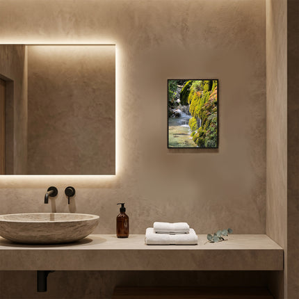 Sicignano | Quadro Decorativo Naturale 30x40 cm con Stampa Cascate Capelli di Venere, Cornice in Legno Noce Effetto Bombato, Poster Paesaggio Pronto da Appendere per Casa, B&B, Hotel e Ufficio - REF.07