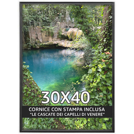 Sicignano | Quadro Decorativo Naturale 30x40 cm con Stampa Cascate Capelli di Venere, Cornice in Legno Noce Effetto Bombato, Poster Paesaggio Pronto da Appendere per Casa, B&B, Hotel e Ufficio - REF.03