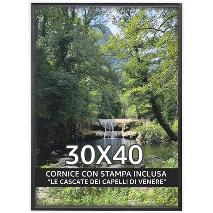 Sicignano | Quadro Decorativo Naturale 30x40 cm con Stampa Cascate Capelli di Venere, Cornice in Legno Noce Effetto Bombato, Poster Paesaggio Pronto da Appendere per Casa, B&B, Hotel e Ufficio - REF.08