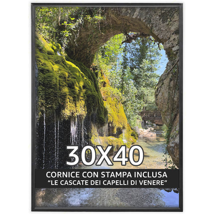 Sicignano | Quadro Decorativo Naturale 30x40 cm con Stampa Cascate Capelli di Venere, Cornice in Legno Noce Effetto Bombato, Poster Paesaggio Pronto da Appendere per Casa, B&B, Hotel e Ufficio - REF.04