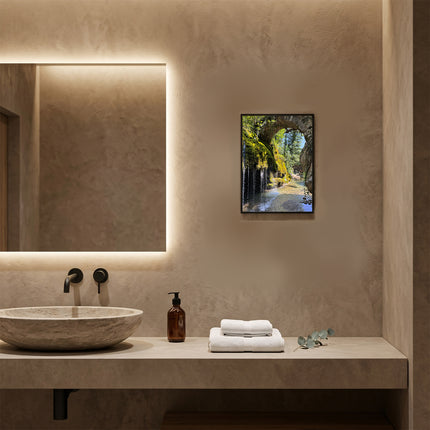 Sicignano | Quadro Decorativo Naturale 30x40 cm con Stampa Cascate Capelli di Venere, Cornice in Legno Noce Effetto Bombato, Poster Paesaggio Pronto da Appendere per Casa, B&B, Hotel e Ufficio - REF.04