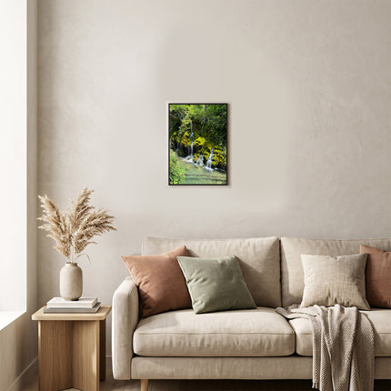 Quadro con stampa naturalistica delle Cascate Capelli di Venere appeso al centro della parete sopra il divano del soggiorno.