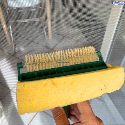 Zanzanetto – Spazzola Pulisci Zanzariere 2 in 1 con Spugna, 16 cm, Attacco Universale per Manico, Made in Italy La Briantina