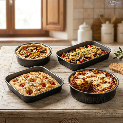 Quattro teglie di forme diverse contenenti focaccia focaccine lasagne e torte salate disposte su un tavolo in legno.
