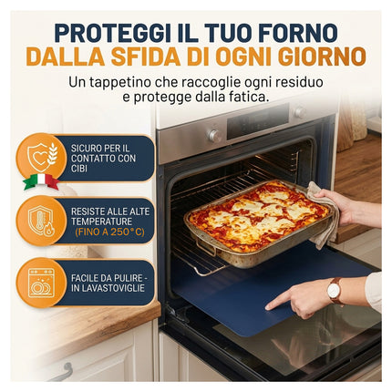 Persona che inserisce una teglia nel forno protetto sul fondo da un tappetino per raccogliere i grassi.