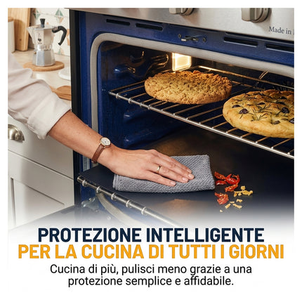 Teglia con biscotti appena sfornati posizionata sopra il tappetino di protezione sul fondo del forno.